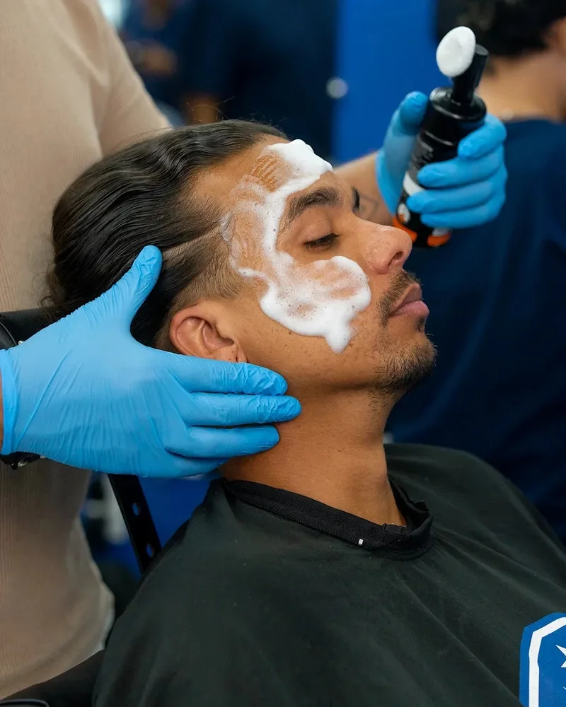 Tratamento facial com espuma na Barbearia Gomez