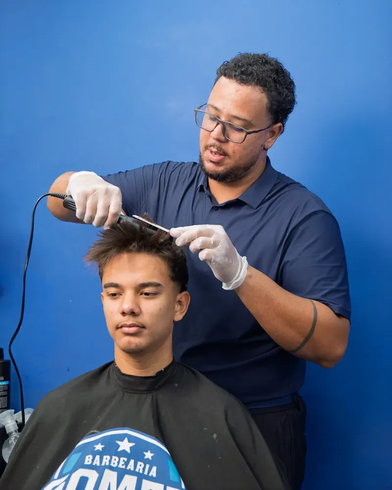 Corte de cabelo com chapinha na Barbearia Gomez